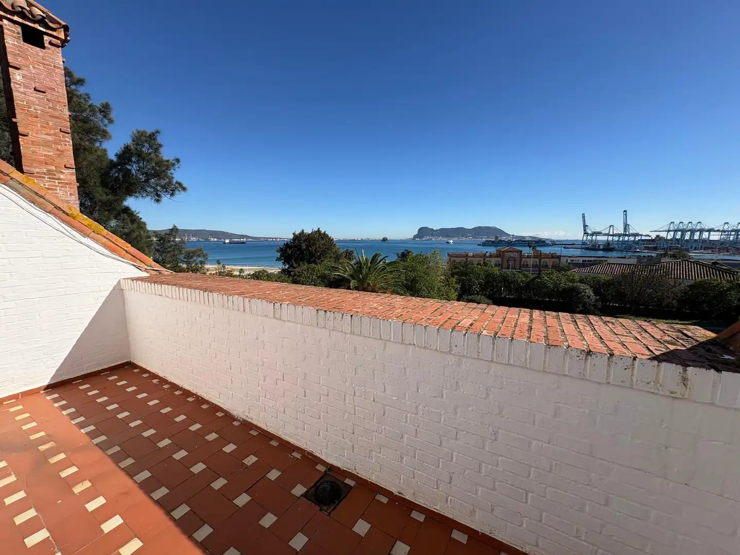 Terrassa de Casa o xalet en venda en Algeciras amb Aire condicionat, Jardí privat i Parquet