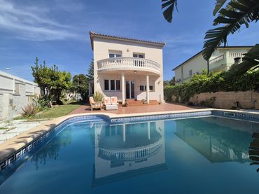 Chalet con balcón en venta en Roda de Berà