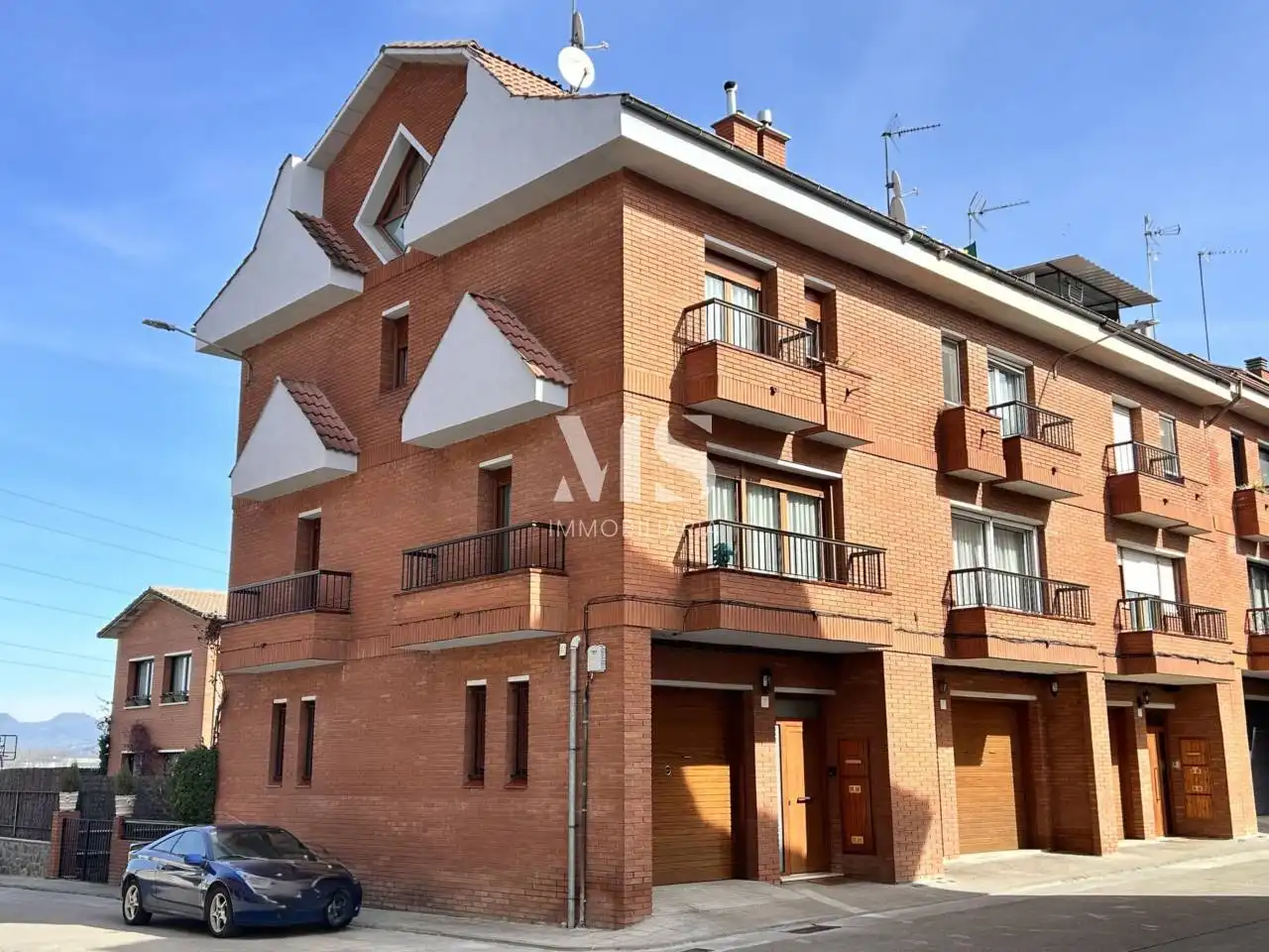 Vista exterior de Casa adosada en venda en Vic amb Aire condicionat, Calefacció i Jardí privat