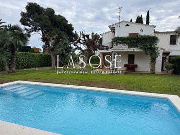 Casa amb piscina en venda a Avenida Navarra