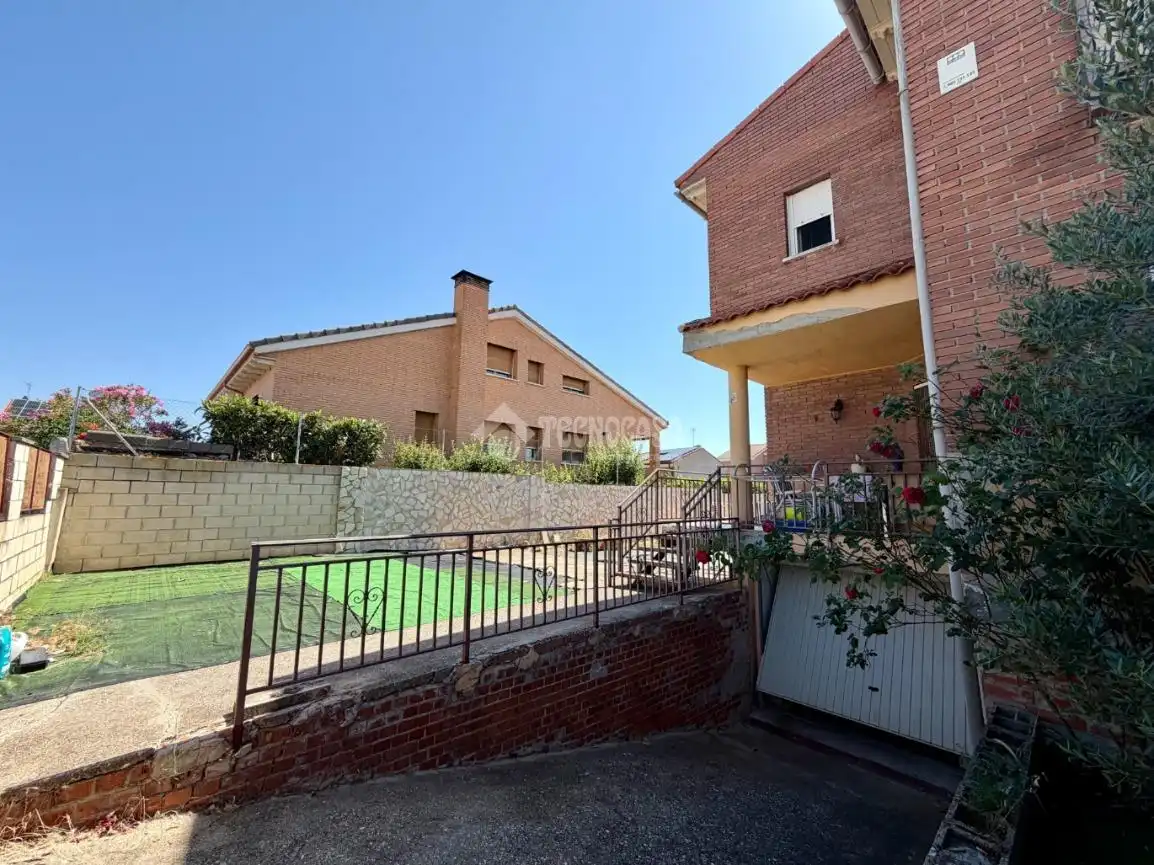Vista exterior de Casa adosada en venta en Villanueva de la Torre con Jardín privado, Terraza y Balcón