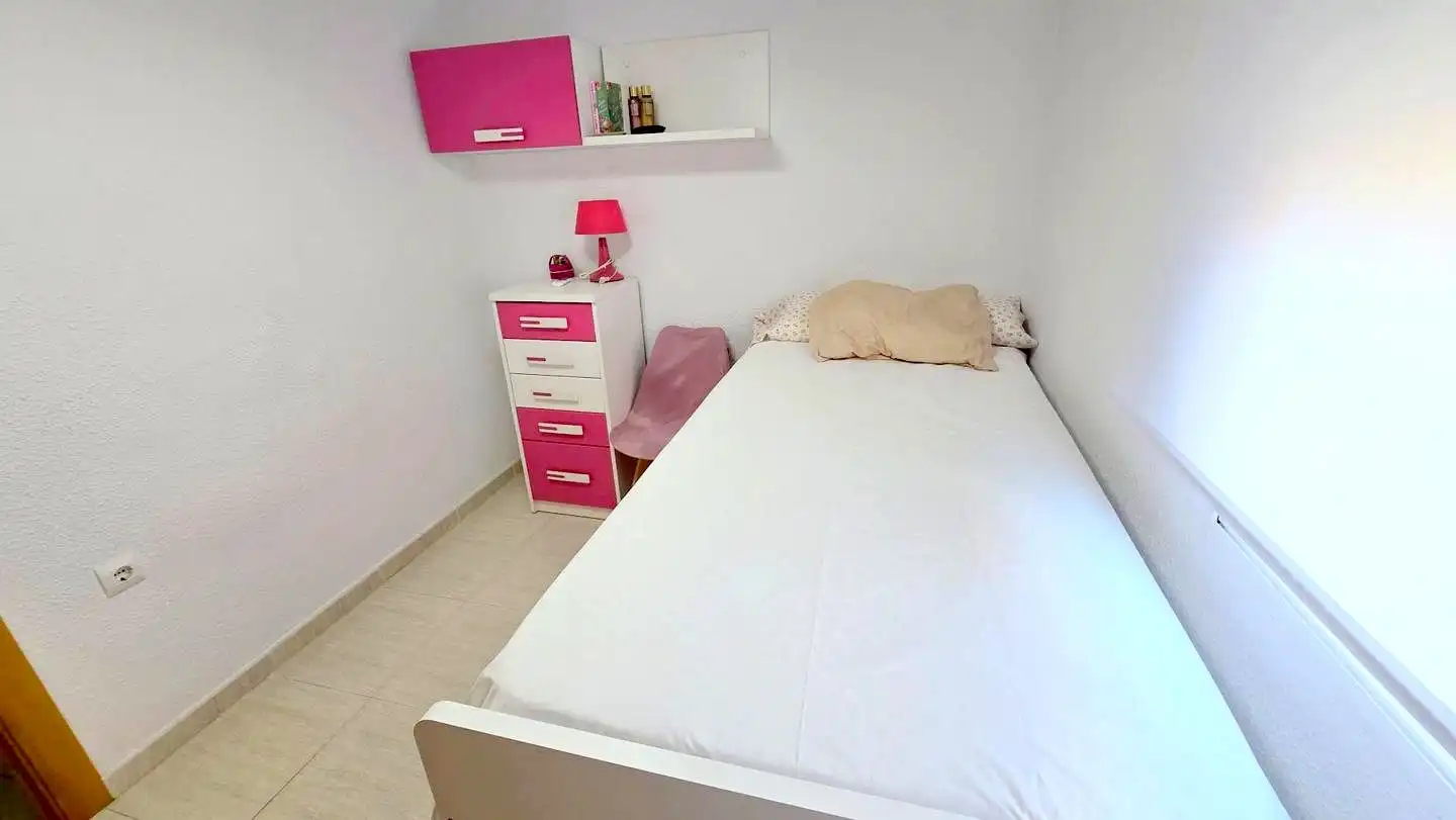 Habitación de Apartamento de alquiler en Gandia con Aire acondicionado, Terraza y Piscina comunitaria