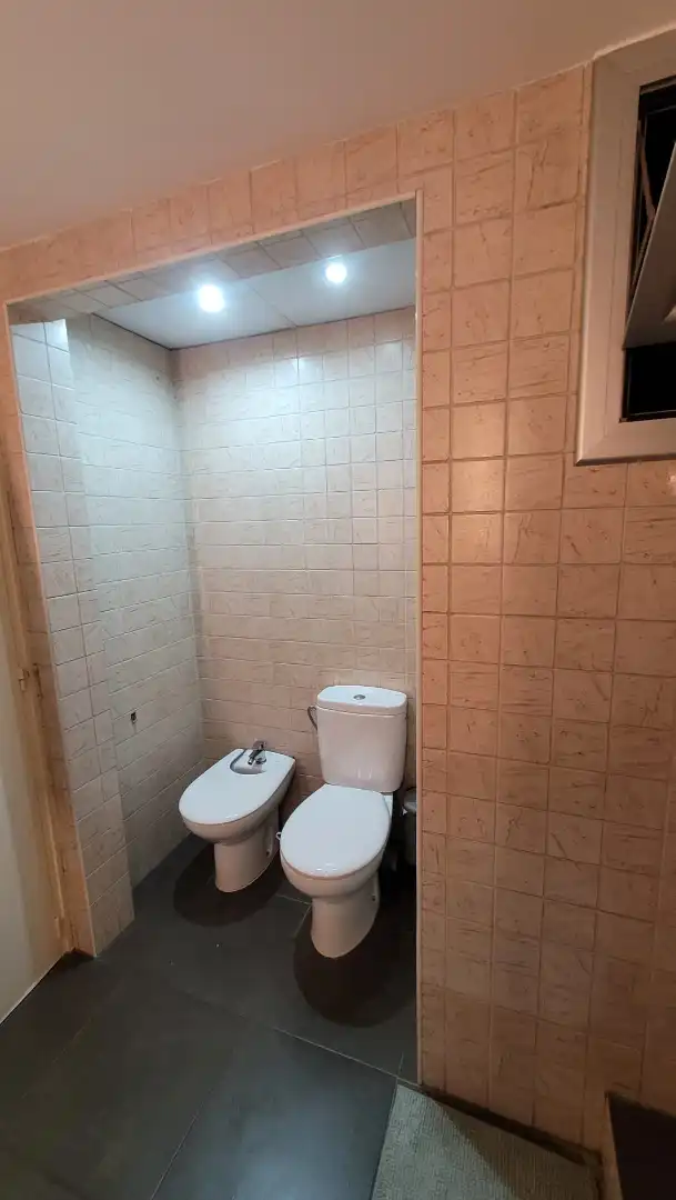 Badezimmer von Wohnung zum Verkauf in Barcelona mit Klimaanlage und Ofen