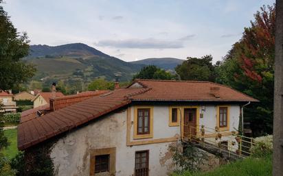 Vista exterior de Casa o xalet en venda en Puente Viesgo amb Jardí privat i Balcó