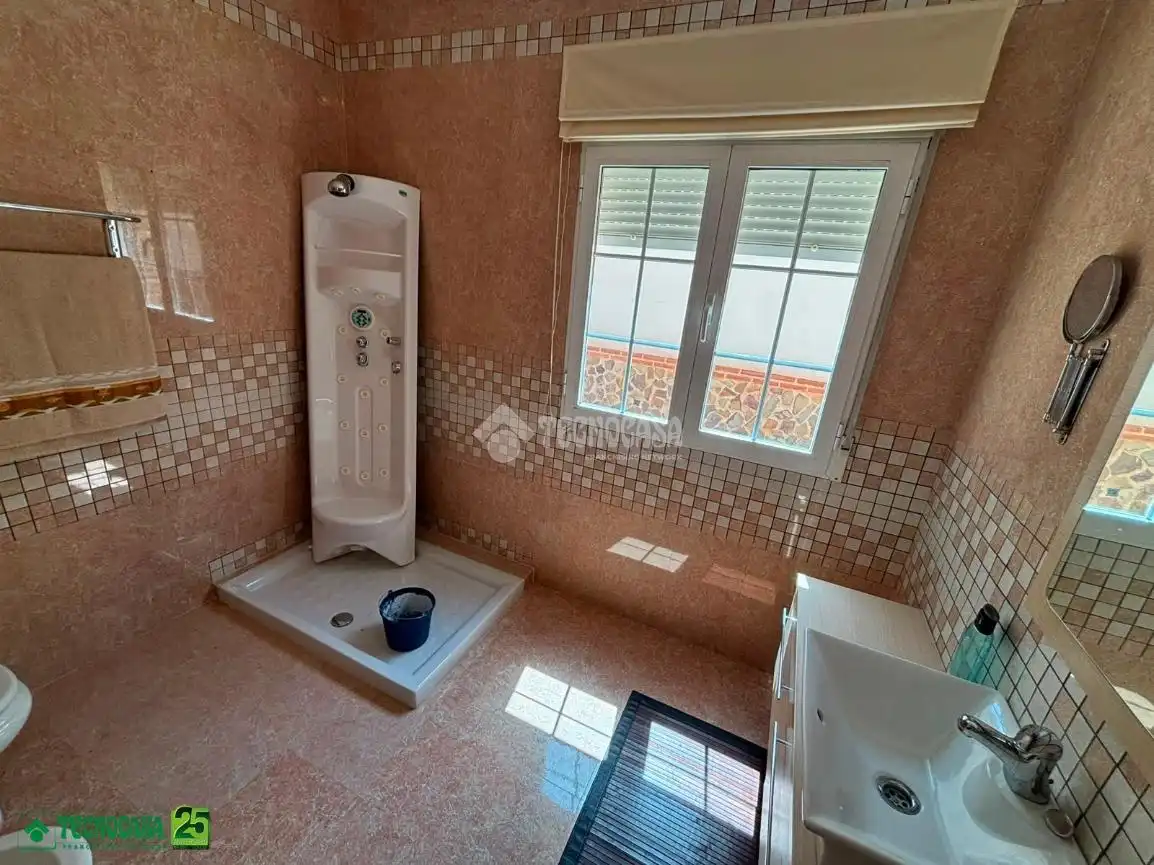 Bany de Casa adosada en venda en Calzada de Calatrava amb Aire condicionat, Calefacció i Terrassa