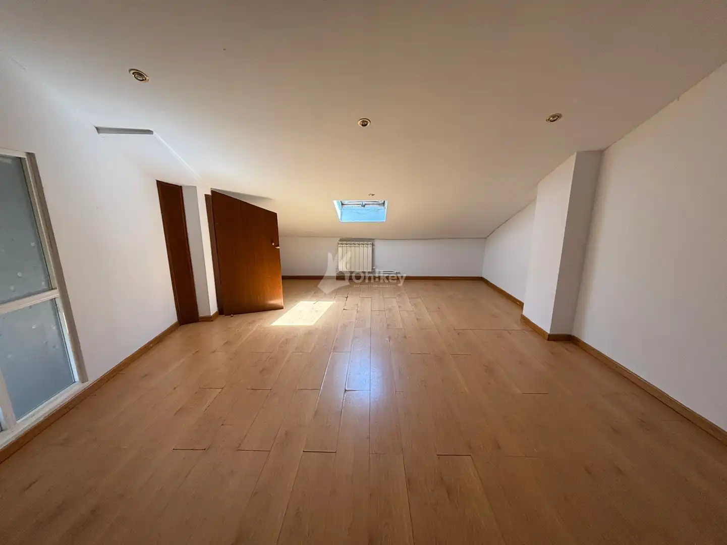 Houses for sale in Onzonilla  with Heating, Parquet flooring and Swimming Pool