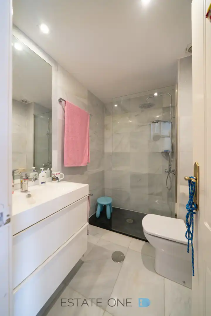 Baño de Casa adosada en venta en Madrid con Aire acondicionado, Calefacción y Jardín privado
