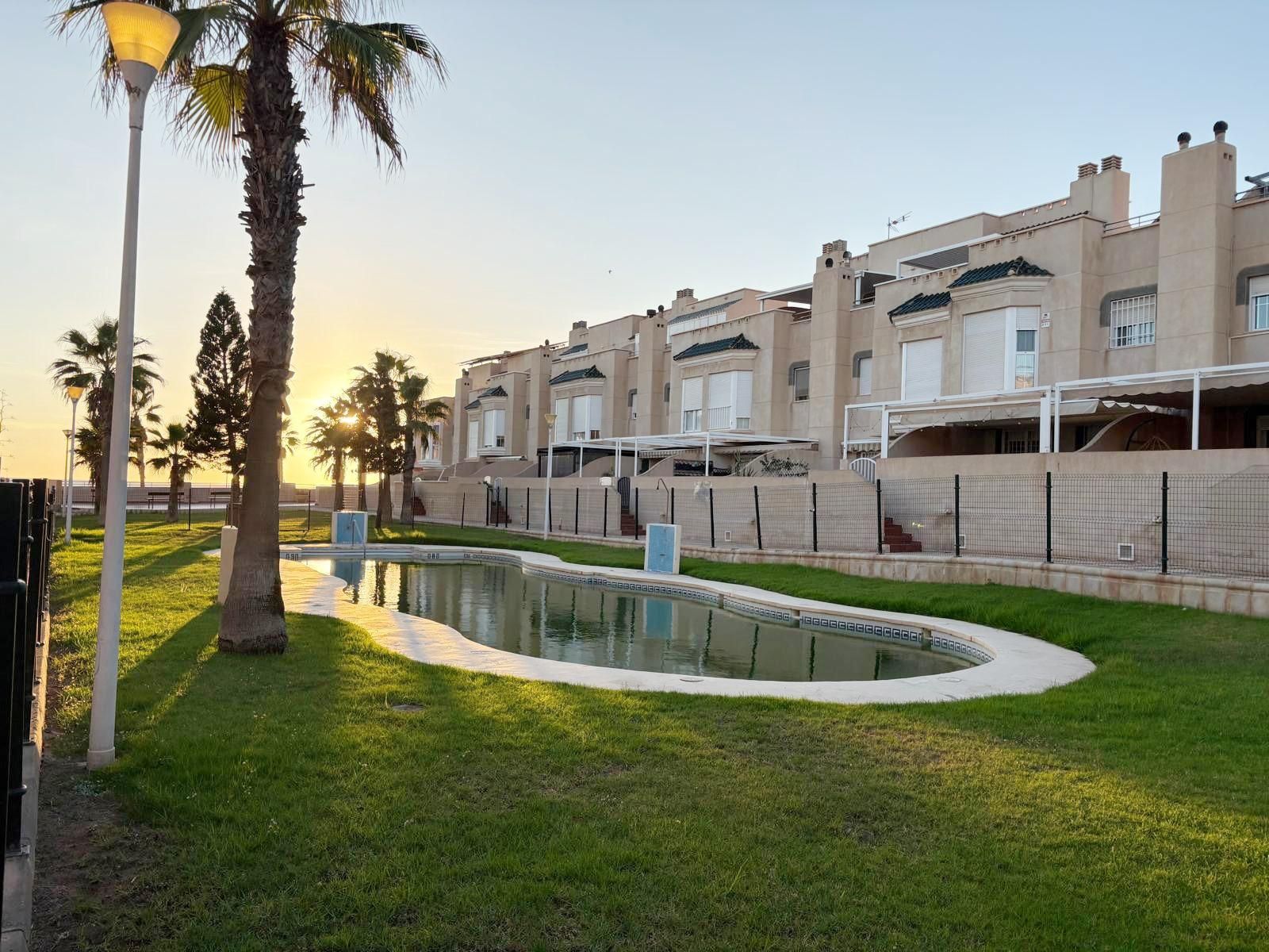 Vista exterior de Casa adosada en venda en  Almería Capital amb Aire condicionat, Jardí privat i Terrassa