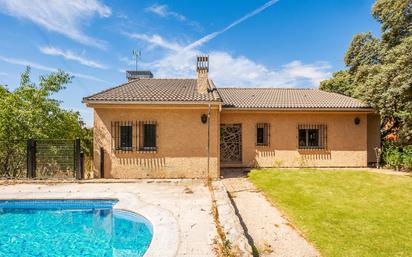 Vista exterior de Casa o xalet de lloguer en Colmenarejo amb Calefacció, Jardí privat i Terrassa