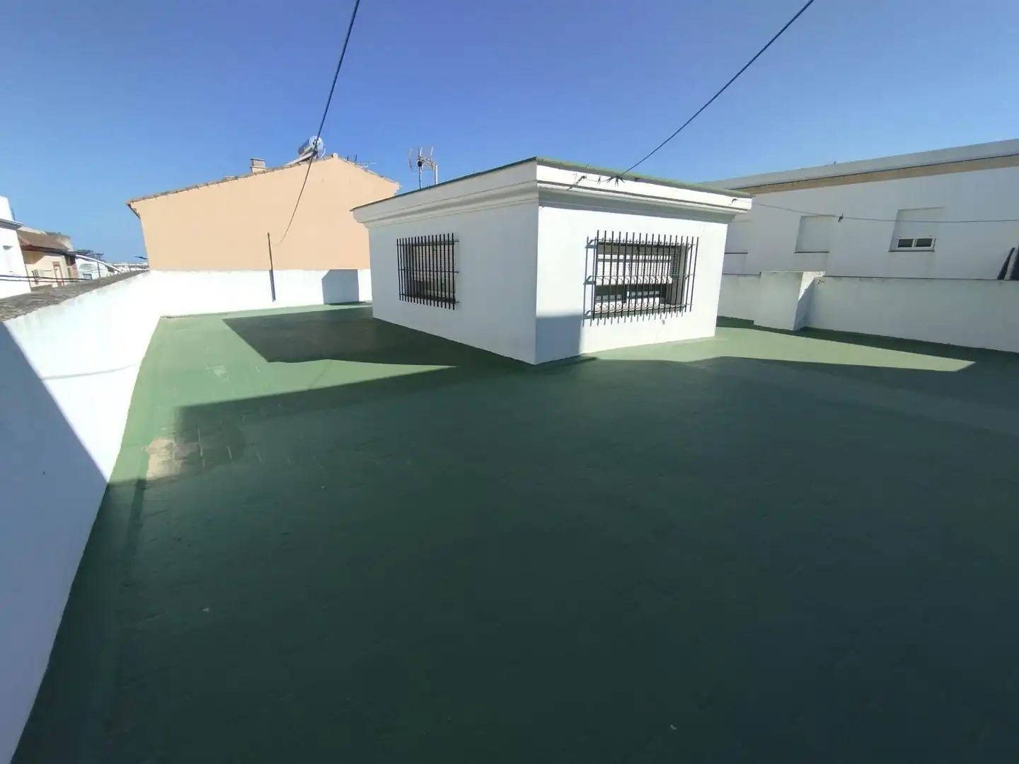 Vista exterior de Casa o xalet en venda en Chiclana de la Frontera amb Terrassa