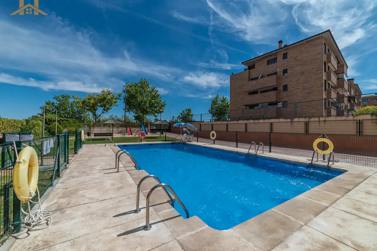 Piscina de Planta baja en venta en Navalcarnero con Aire acondicionado, Calefacción y Jardín privado