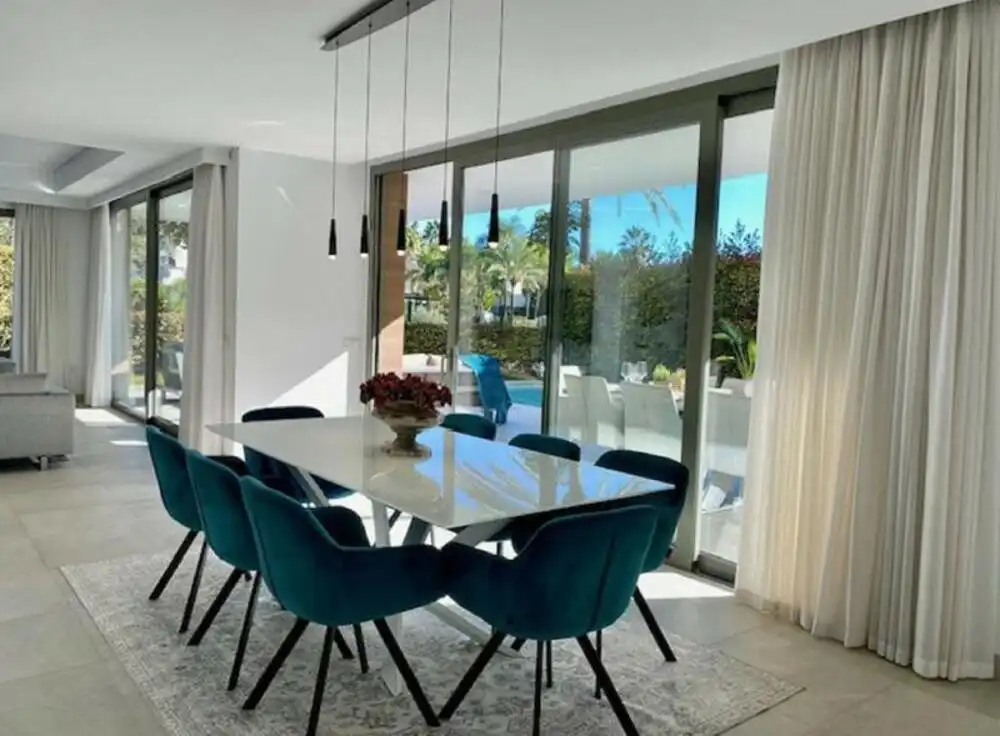 Menjador de Casa o xalet de lloguer en Estepona amb Aire condicionat, Jardí privat i Terrassa