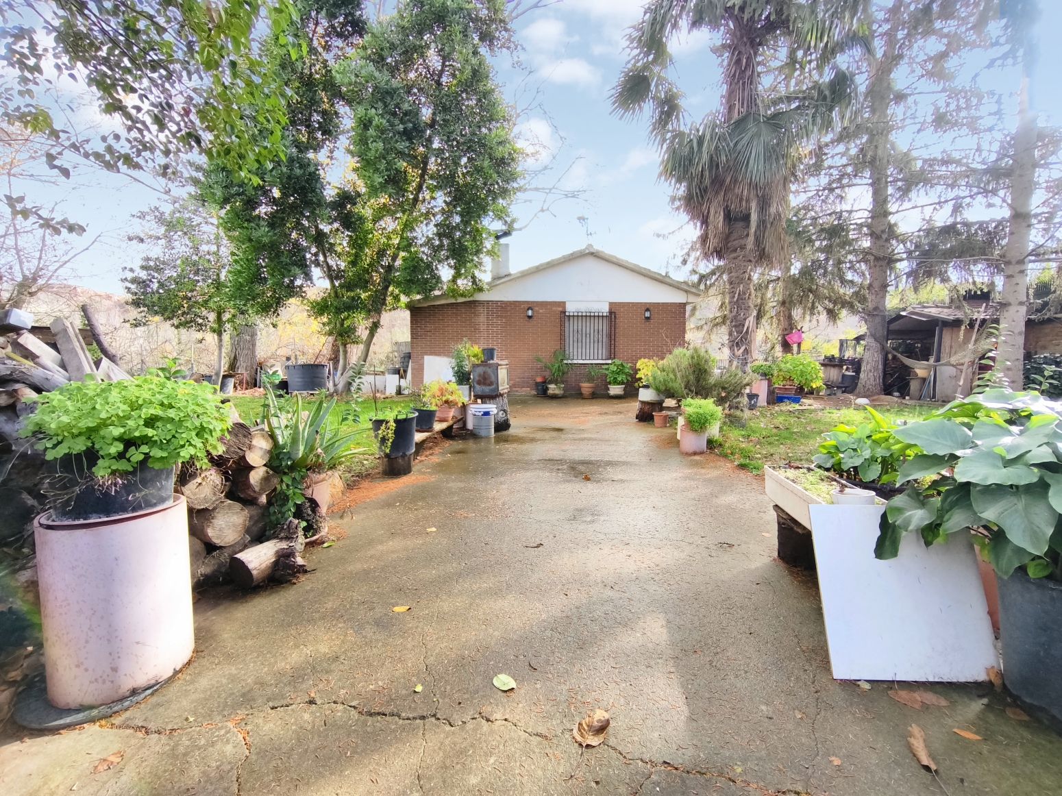Vista exterior de Casa o xalet en venda en Albelda de Iregua amb Calefacció, Jardí privat i Piscina