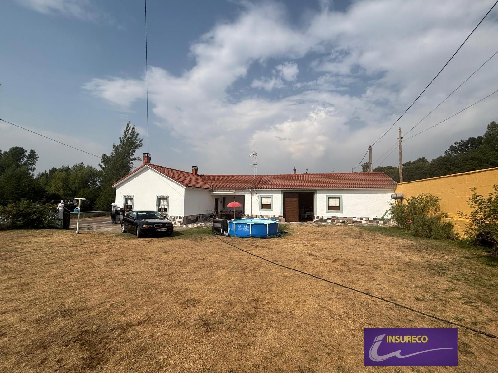 Vista exterior de Casa o xalet en venda en Rioseco de Tapia amb Calefacció, Jardí privat i Traster