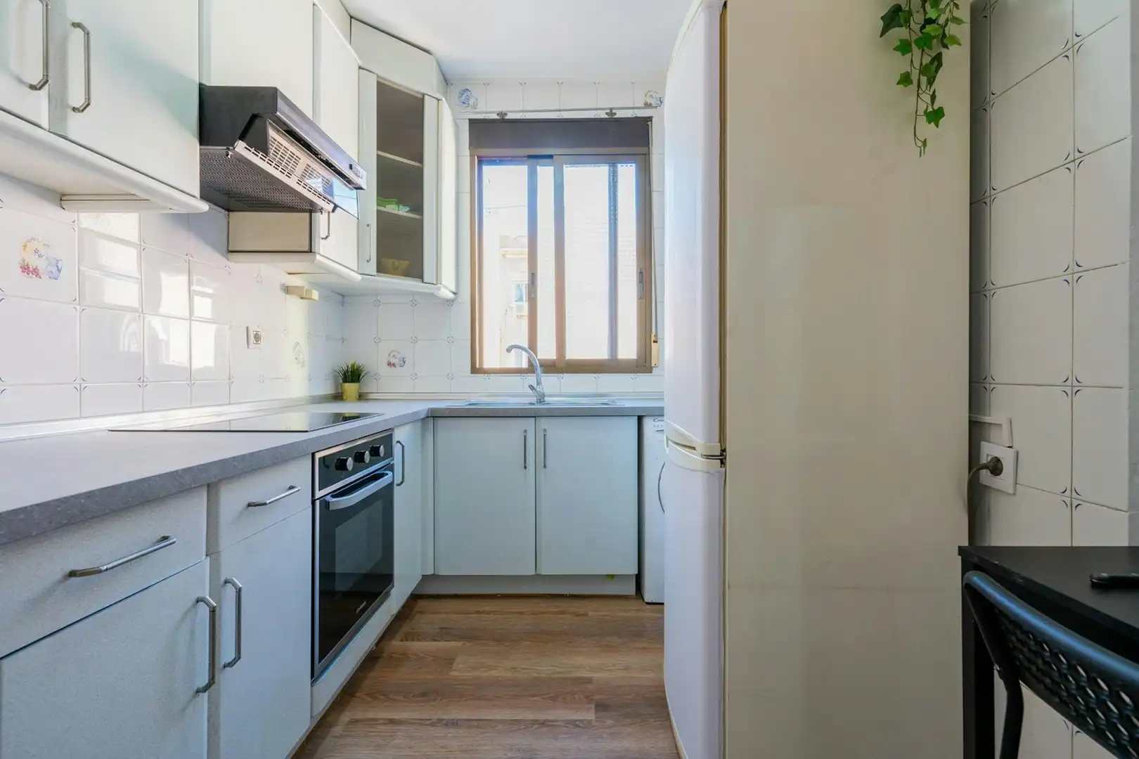 Küche von Wohnung zur untervermieten in Valencia mit Möbliert, Waschmaschine und Fernseher