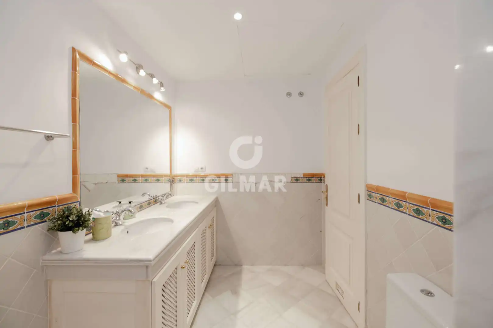 Baño de Casa adosada en venta en Benahavís con Calefacción y Piscina