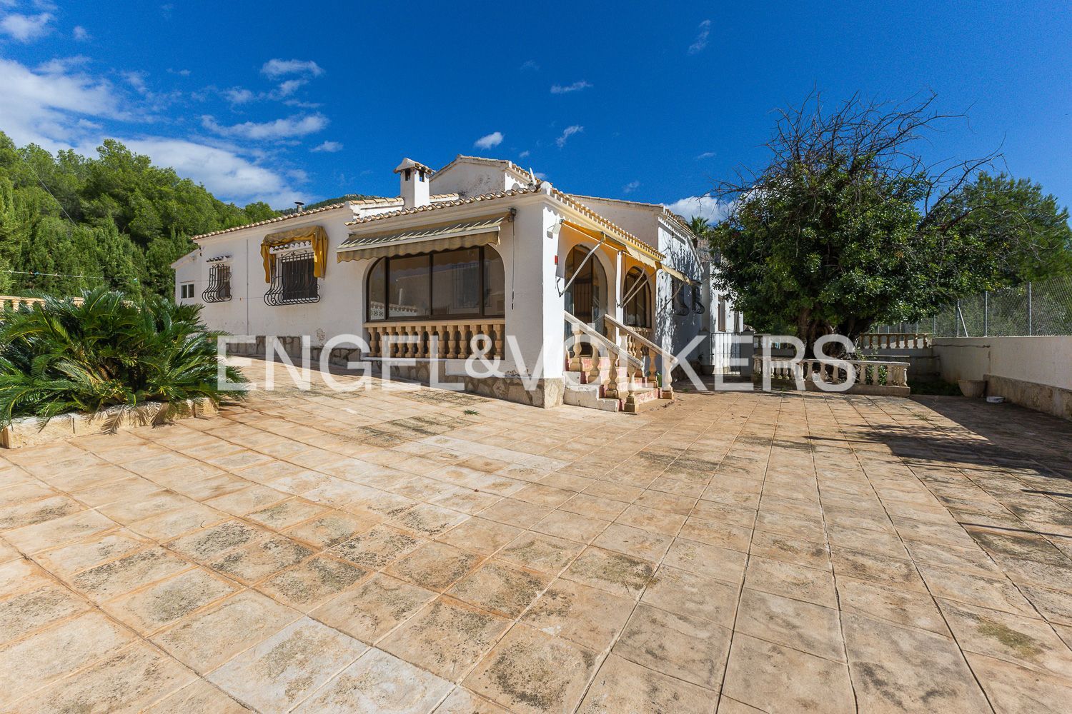 Vista exterior de Casa o xalet en venda en Dénia amb Calefacció, Jardí privat i Parquet