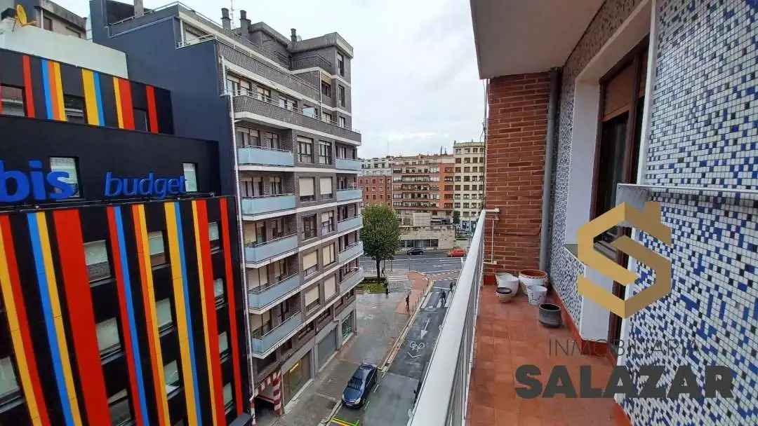 Vista exterior de Pis de lloguer en Bilbao  amb Calefacció, Terrassa i Balcó