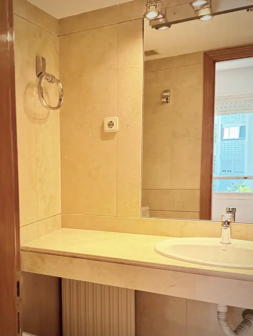Baño de Ático de alquiler en Madrid con Aire acondicionado, Calefacción y Terraza