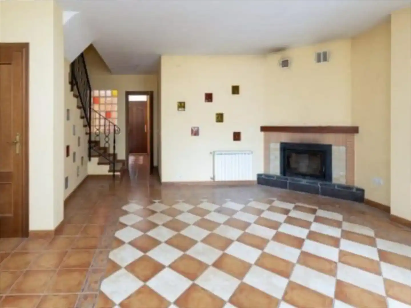 Sala d'estar de Casa adosada en venda en Villamena amb Traster, Moblat i Balcó