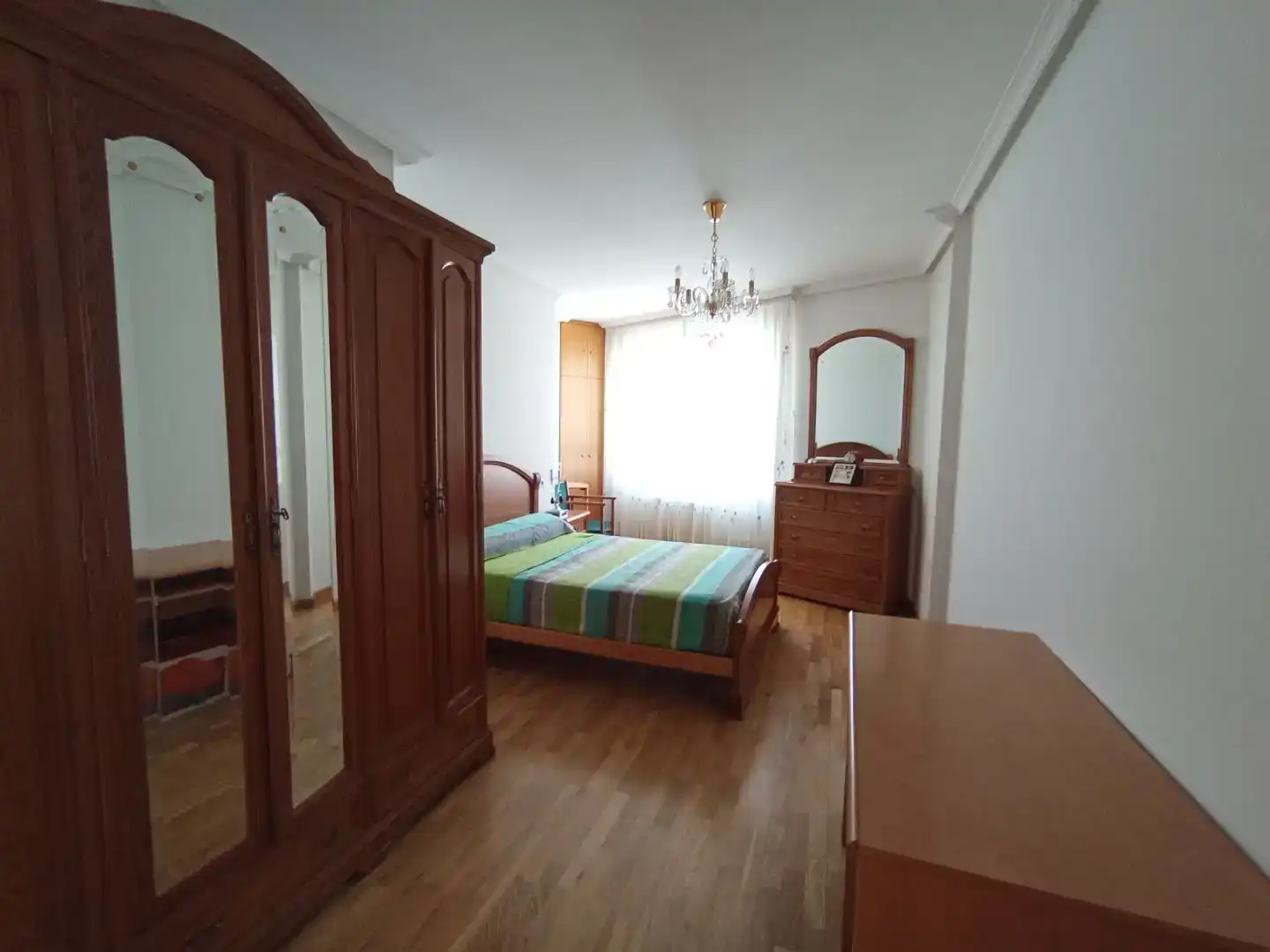 Dormitori de Pis de lloguer en La Bañeza  amb Parquet, Moblat i Balcó