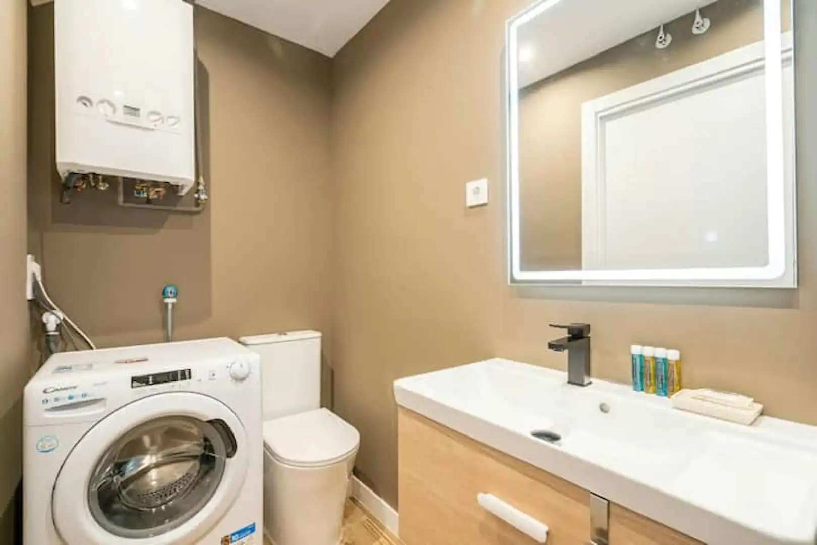 Bathroom of Flat for rent in Madrid  with Air Conditioner, Furnished and Washing machine