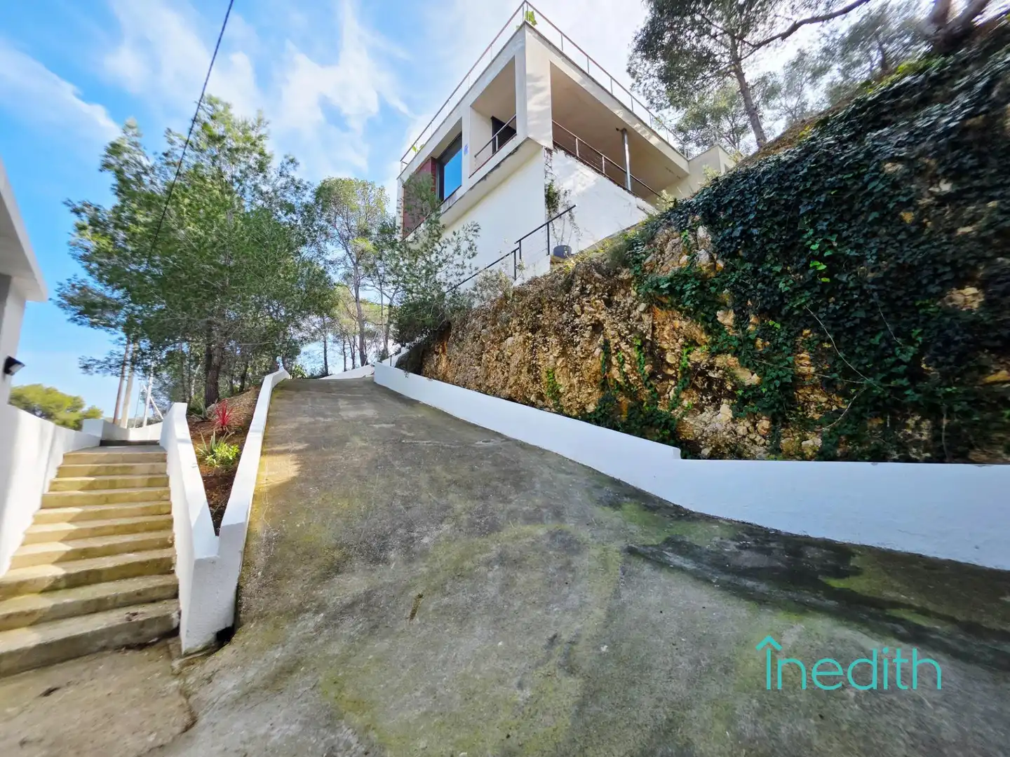 Vista exterior de Casa o xalet en venda en Cubelles amb Calefacció, Jardí privat i Terrassa