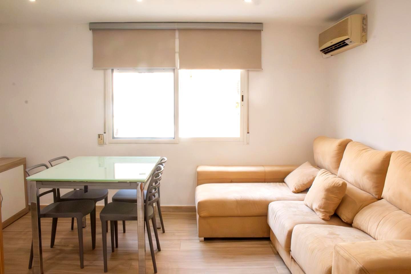 Sala de estar de Piso de alquiler en  Valencia Capital con Aire acondicionado, Parquet y Terraza