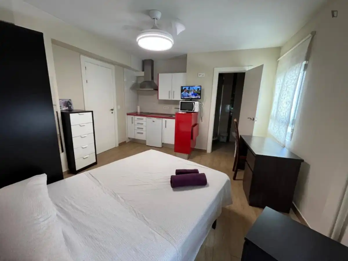 Habitación de Apartamento para compartir en Cuenca Capital con Calefacción, Amueblado y Horno