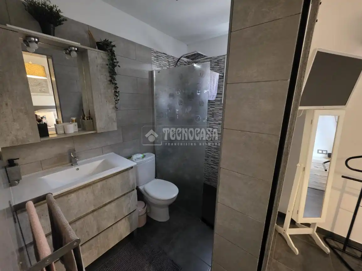 Baño de Piso en venta en Tías con Aire acondicionado y Amueblado