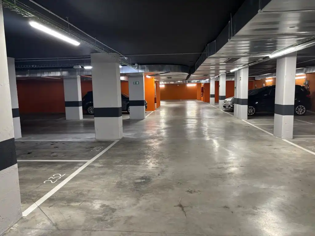 Aparcament de Estudi de lloguer en Madrid amb Aire condicionat, Moblat i Piscina comunitària