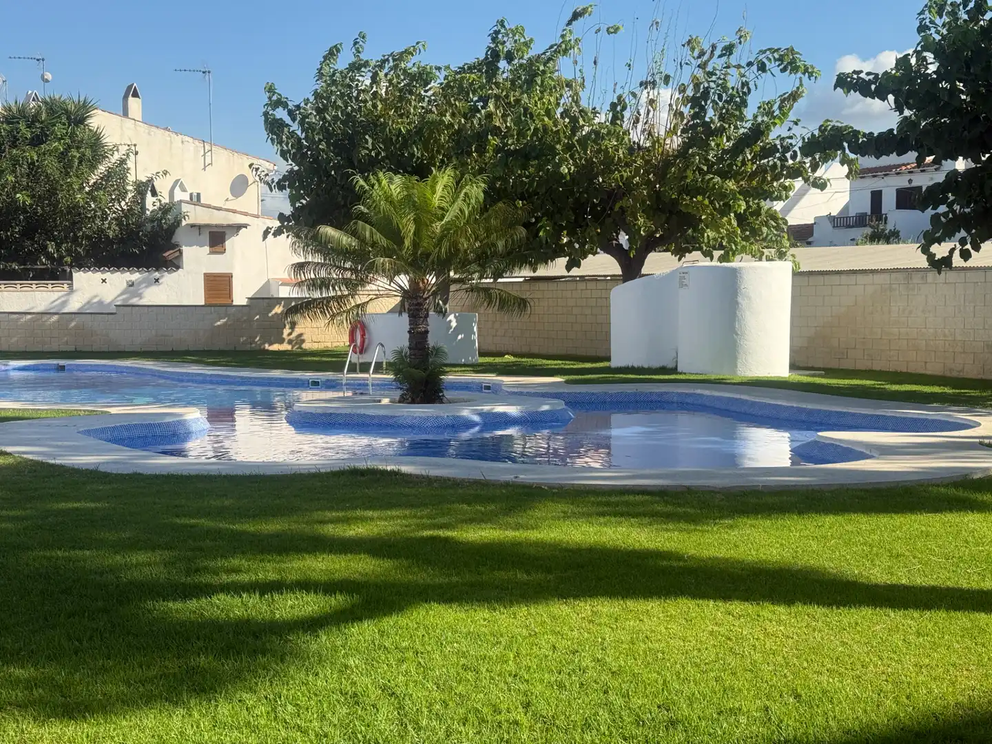 Schwimmbecken von Einfamilien-Reihenhaus zum Verkauf in Creixell mit Klimaanlage, Heizung und Terrasse