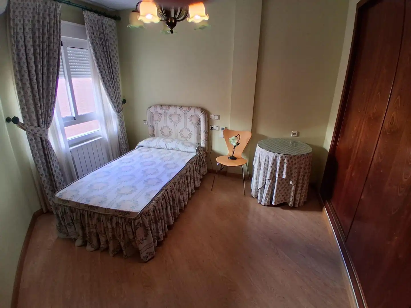Habitación de Casa adosada en venta en Albacete con Aire acondicionado, Calefacción y Jardín privado