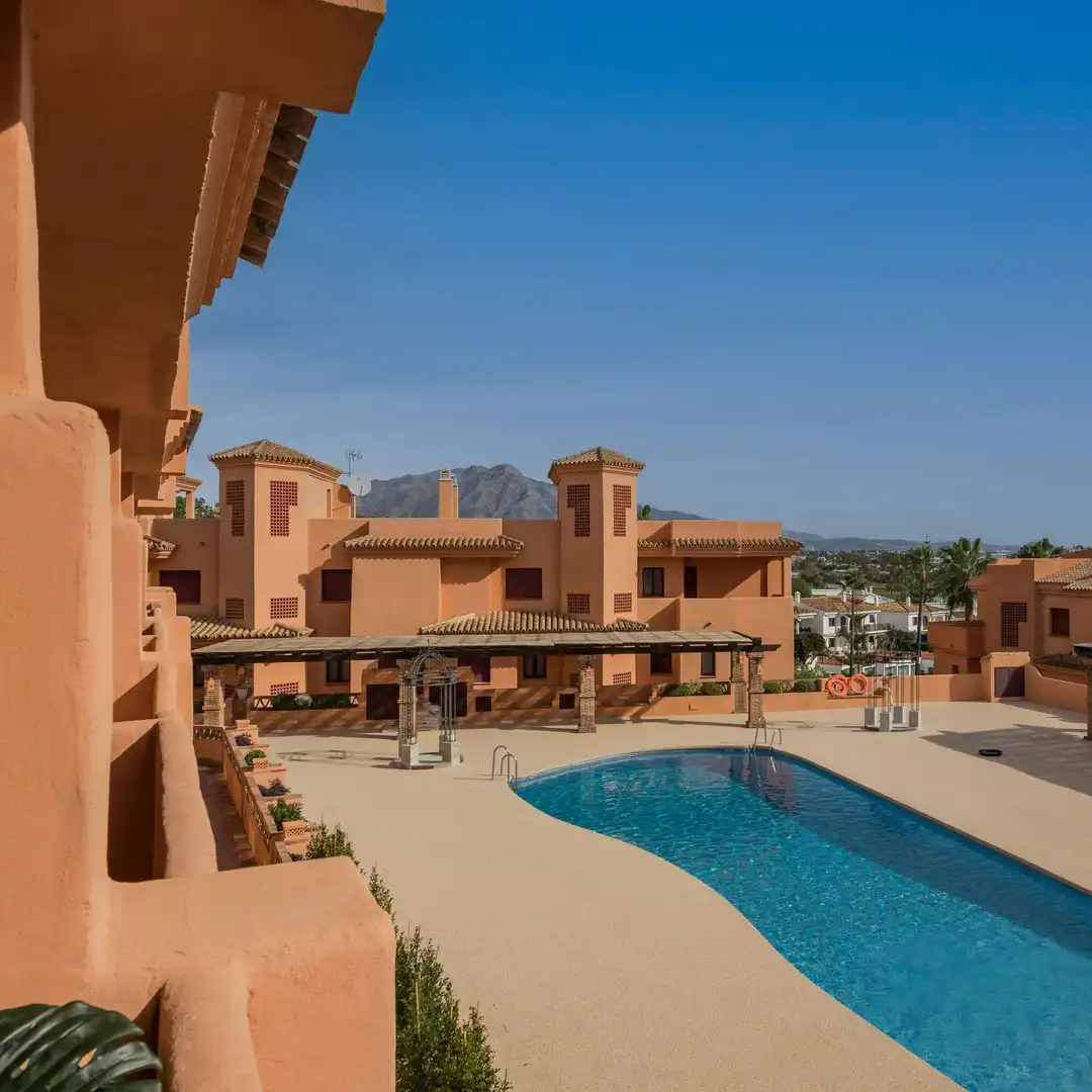 Vista exterior de Apartament en venda en Benahavís amb Piscina comunitària