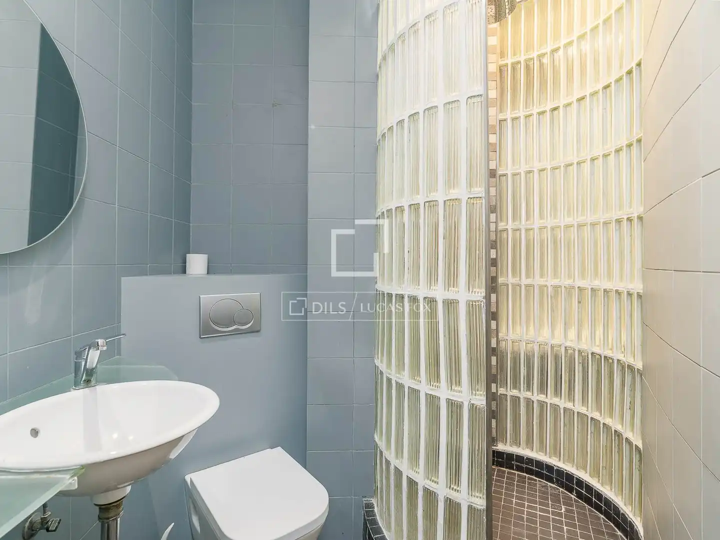 Bathroom of Flat for sale in Barcelona  with Air Conditioner, Terrace and Storage room