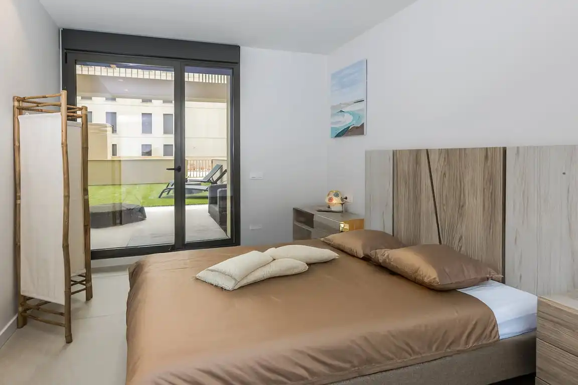 Habitación de Apartamento de alquiler en Dénia con Aire acondicionado, Jardín privado y Terraza