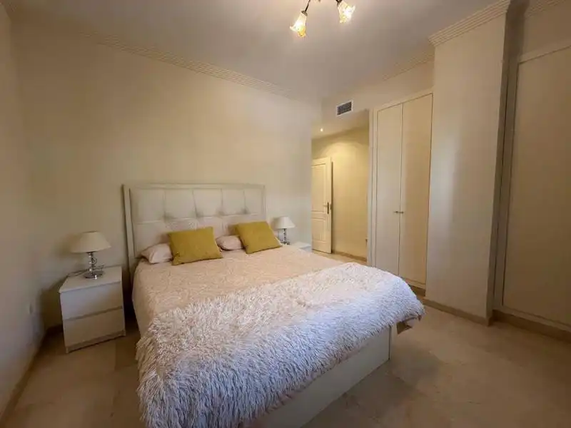 Schlafzimmer von Erdgeschoss zur Miete in Marbella mit Klimaanlage, Terrasse und Abstellraum