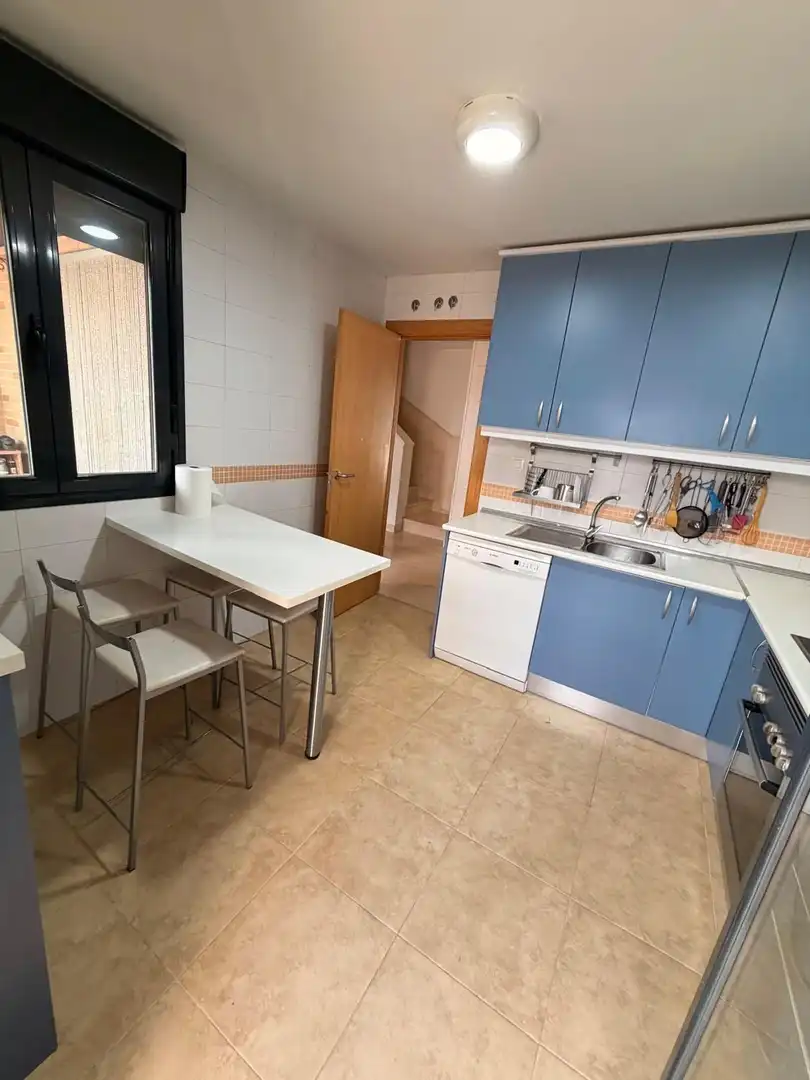Cocina de Casa adosada en venta en Valdemoro con Aire acondicionado, Calefacción y Jardín privado