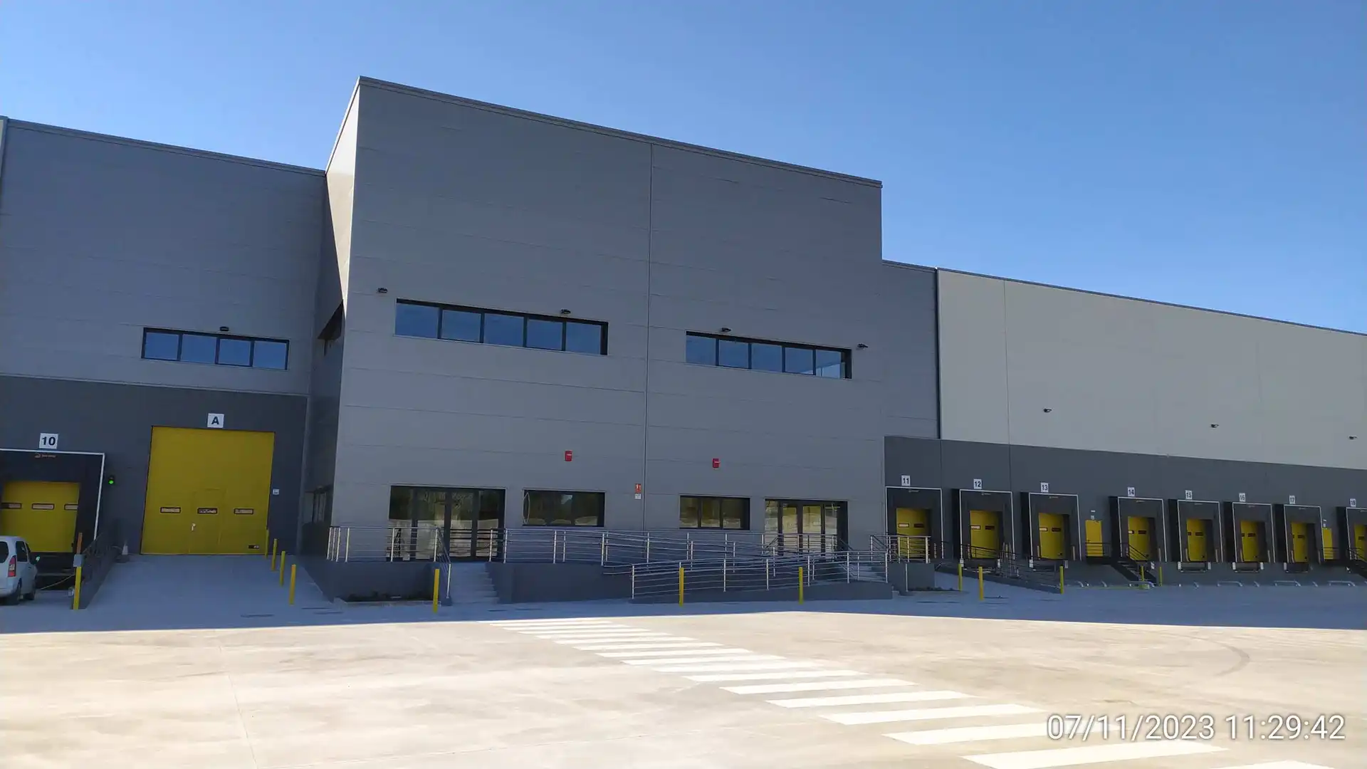 Vista exterior de Nau industrial de lloguer en Sabadell amb Alarma