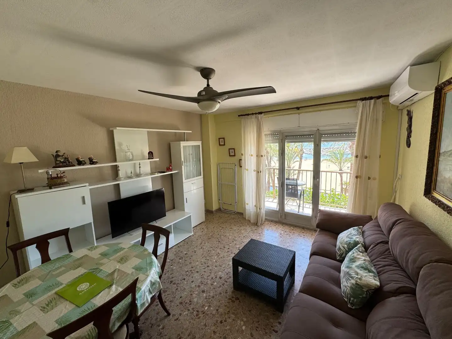 Sala de estar de Piso de alquiler en Benidorm con Aire acondicionado, Terraza y Amueblado