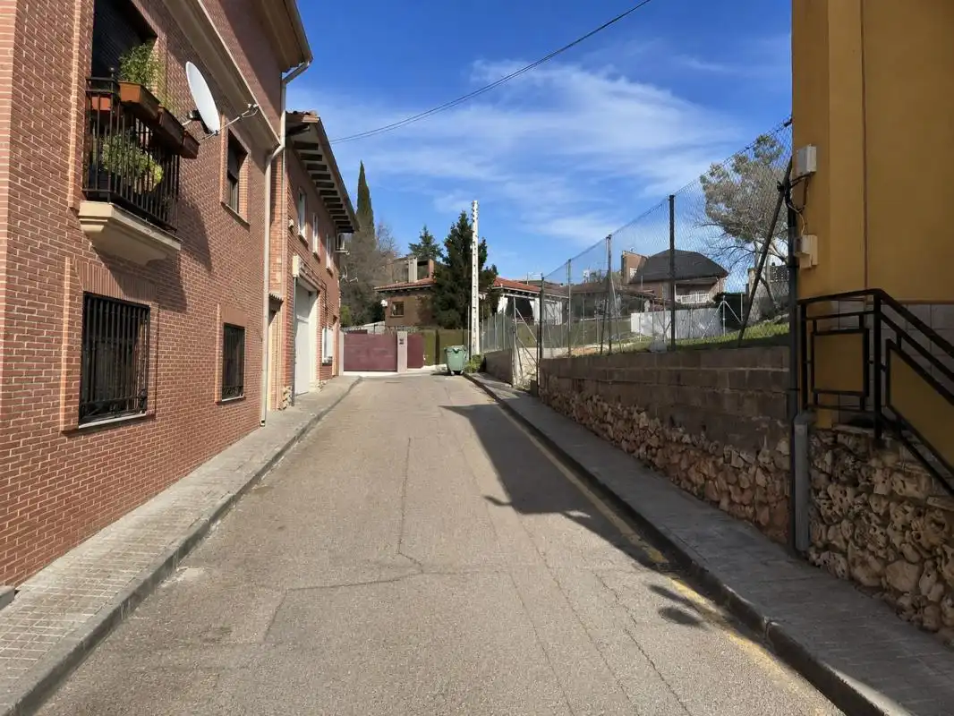 Außenansicht von Wohnung zum Verkauf in Los Santos de la Humosa mit Klimaanlage, Heizung und Abstellraum