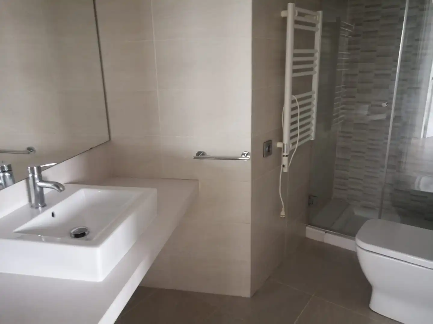 Baño de Piso de alquiler en Martorell con Parquet, Horno y Balcón