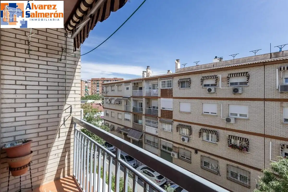 Vista exterior de Pis en venda en Granada amb Aire condicionat i Calefacció