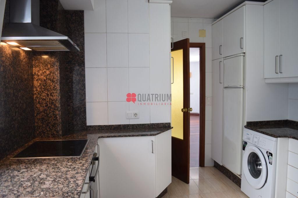 Cocina de Piso en venta en Santiago de Compostela  con Calefacción y Trastero