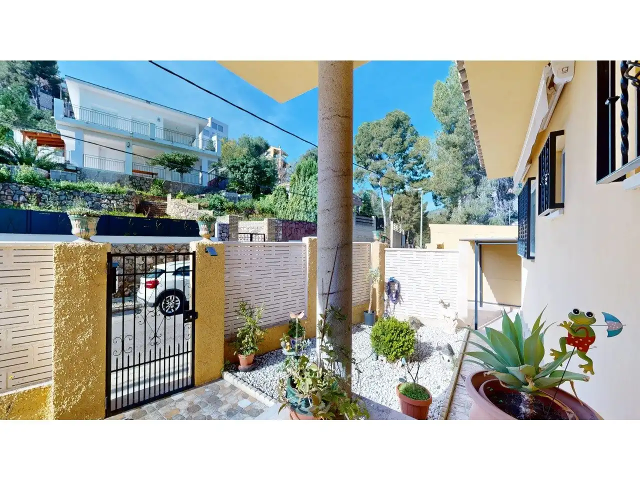 Vista exterior de Casa o xalet en venda en Gilet amb Aire condicionat, Jardí privat i Terrassa