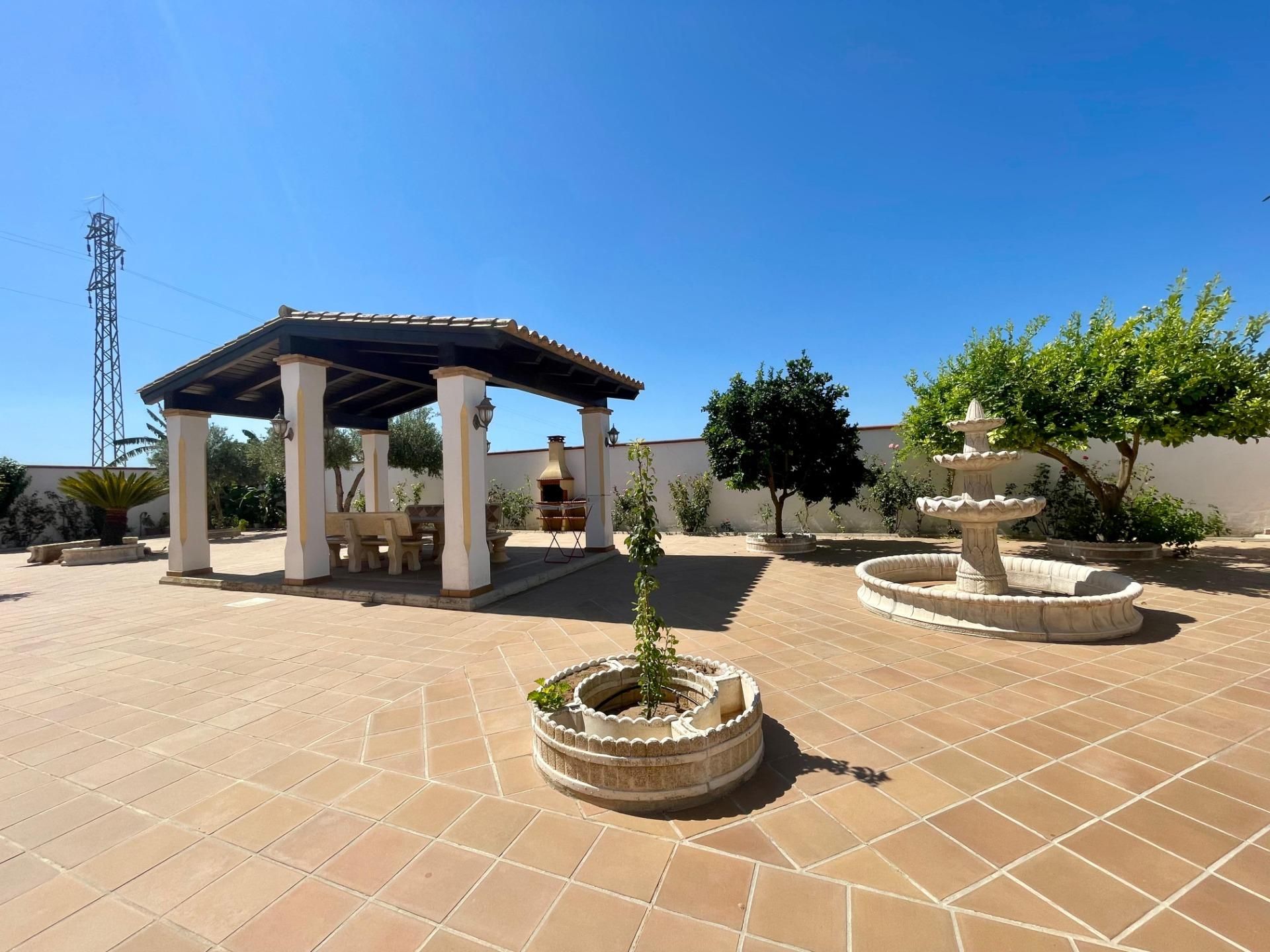 Terrassa de Finca rústica en venda en La Puebla del Río amb Aire condicionat, Jardí privat i Piscina