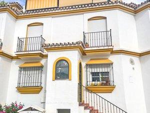 Vista exterior de Casa o xalet en venda en Estepona amb Aire condicionat, Terrassa i Traster