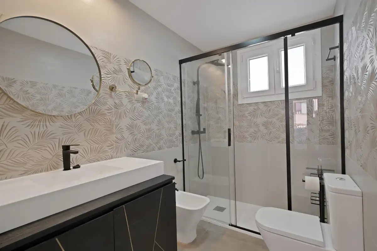 Baño de Casa adosada en venta en Fuengirola con Aire acondicionado, Calefacción y Jardín privado