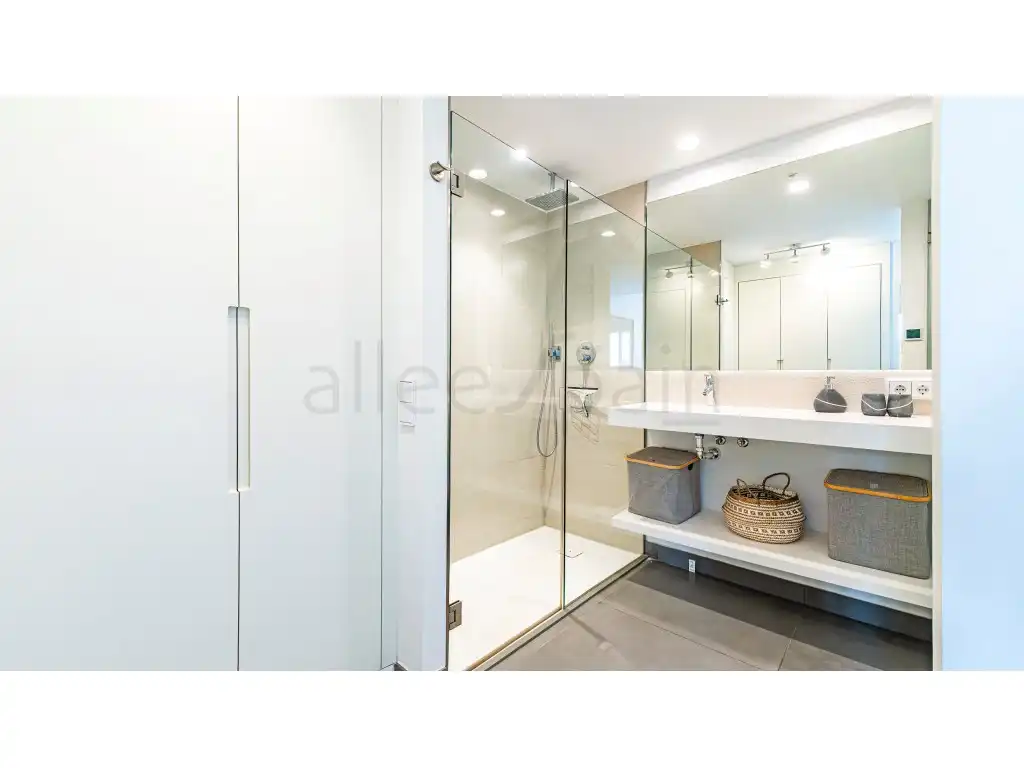 Bany de Apartament en venda en Fuengirola amb Jardí privat, Moblat i Piscina comunitària