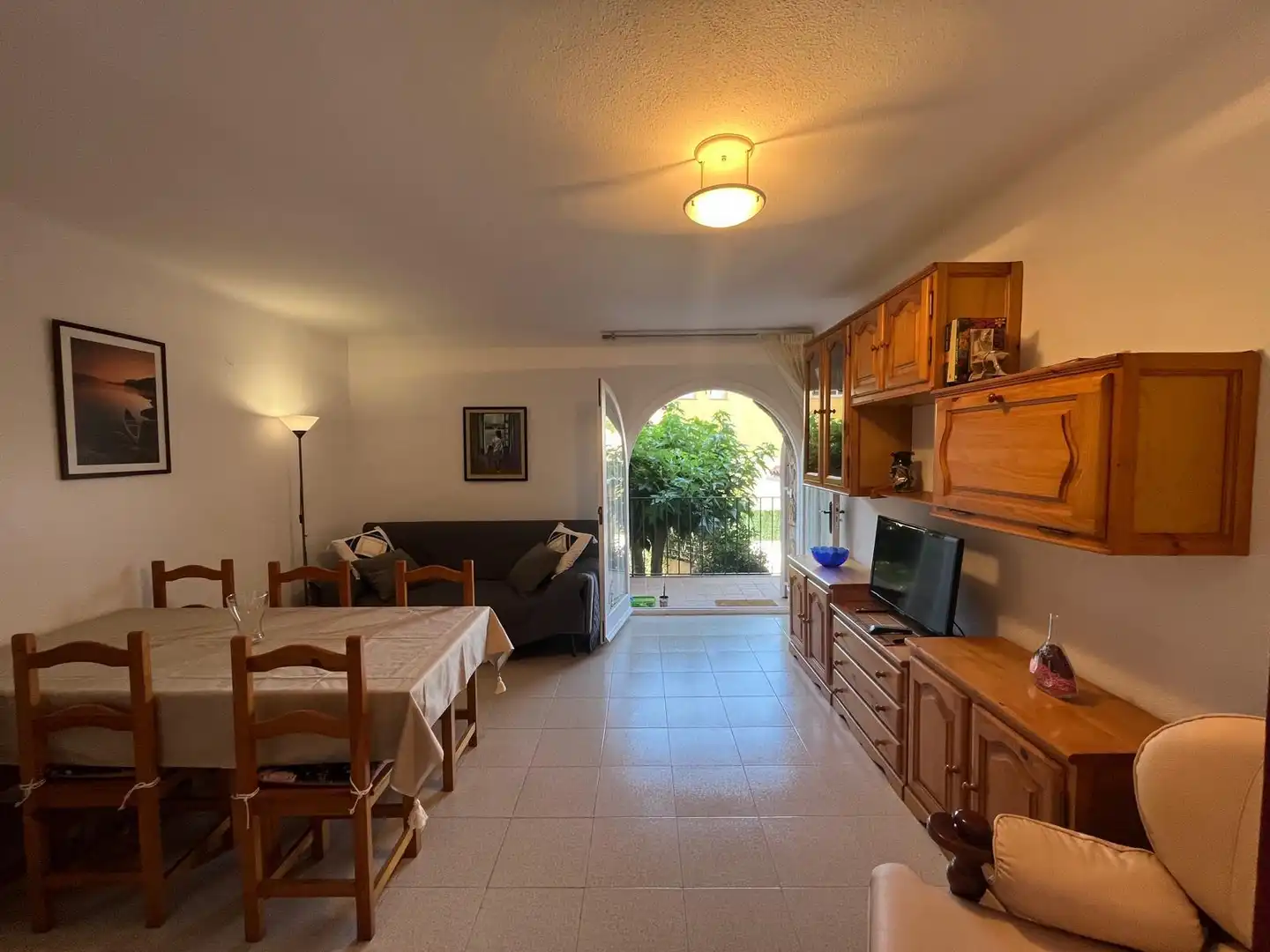 Sala de estar de Apartamento de alquiler en Castell d'Aro, Platja d'Aro i s'Agaró con Aire acondicionado, Jardín privado y Terraza